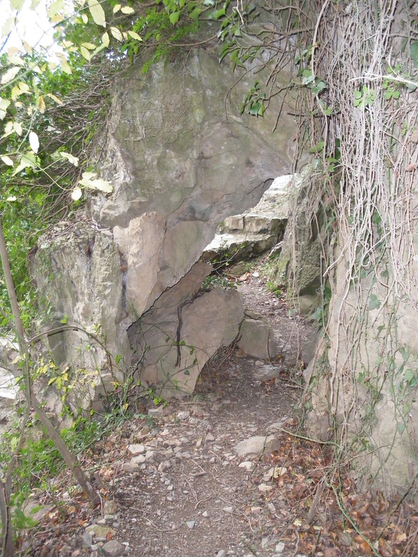 Une des nombreuses cavité rocheuses présente sur le site des châteaux de Lastours